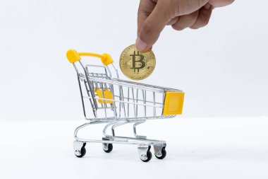 Beyaz arka planda küçük bir alışveriş arabasının içindeki Token Bitcoin paketleme yeri. Lüks ve Finansmanı sembolize ediyor