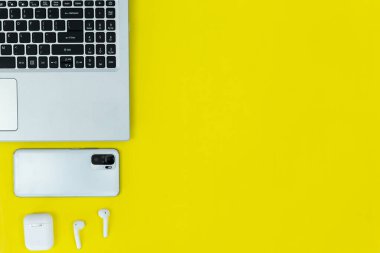 Parlak Sarı Düz Yatar Modern Dijital Göçebe Aksesuarları Kablosuz Kulaklıklar, Pembe Ukala ve Yeşil Akıllı Telefon dahil