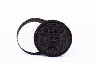 Temiz beyaz bir arkaplanda düzenlenmiş, siyah çikolatalı Oreo kurabiyesi ve beyaz dolgulu, zarif bir yığın klasik Oreo kurabiyesi. Atıştırmalık, tatlı, yemek ve hoşgörü temalı stok tasviri için mükemmel..