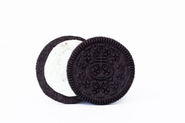 Temiz beyaz bir arkaplanda düzenlenmiş, siyah çikolatalı Oreo kurabiyesi ve beyaz dolgulu, zarif bir yığın klasik Oreo kurabiyesi. Atıştırmalık, tatlı, yemek ve hoşgörü temalı stok tasviri için mükemmel..