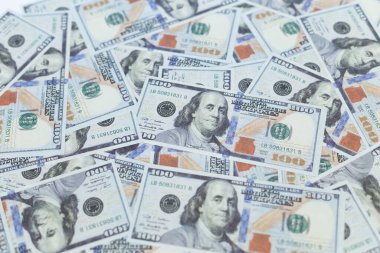 100 Dolarlık banknotların yoğun bir şekilde düzenlenmesi 100 Dolarlık banknotlar yığını Nakit Akış, Zenginlik ve Mali Zenginlik Teması yaratır. Yatırım, bütçe, kapitalizm, ticaret ve pazarlama konuları için ideal