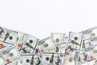 İzole edilmiş 100 Dolarlık banknotlar Beyaz Arkaplan, Para Konsepti, Zenginlik ve Mali Zenginlik. Temiz beyaz bir yüzeye yayılmış, zenginlik, para ve finansal fırsatlar..