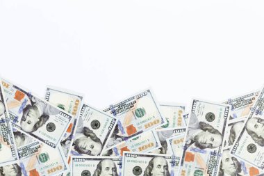 İzole edilmiş 100 Dolarlık banknotlar Beyaz Arkaplan, Para Konsepti, Zenginlik ve Mali Zenginlik. Temiz beyaz bir yüzeye yayılmış, zenginlik, para ve finansal fırsatlar..