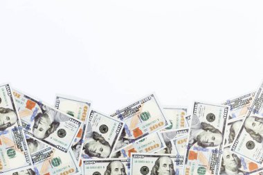 İzole edilmiş 100 Dolarlık banknotlar Beyaz Arkaplan, Para Konsepti, Zenginlik ve Mali Zenginlik. Temiz beyaz bir yüzeye yayılmış, zenginlik, para ve finansal fırsatlar..