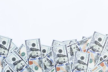 İzole edilmiş 100 Dolarlık banknotlar Beyaz Arkaplan, Para Konsepti, Zenginlik ve Mali Zenginlik. Temiz beyaz bir yüzeye yayılmış, zenginlik, para ve finansal fırsatlar..