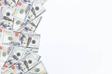 İzole edilmiş 100 Dolarlık banknotlar Beyaz Arkaplan, Para Konsepti, Zenginlik ve Mali Zenginlik. Temiz beyaz bir yüzeye yayılmış, zenginlik, para ve finansal fırsatlar..