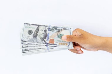 ABD El Tutma Yığını Beyaz Arkaplanda 100 Dolarlık banknotlar. İş, bütçe ve tasarruf bağlamlarında nakit, ödeme, finans ve para alışverişini temsil eder..