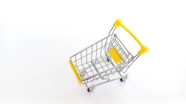 El, modern ekonomide kripto ticaretini, dijital alışverişi ve dijital finansmanı sembolize eden küçük bir alışveriş arabasına sahte Bitcoin yerleştirir..