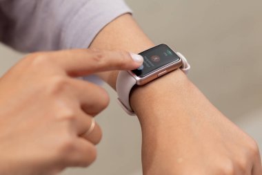 Fitness izleme uygulamasına başlamak için kadının elinin akıllı ekrana dokunuşunu kapat. Giyilebilir teknoloji, sağlık izleme ve dijital spor aktivitesi kavramı