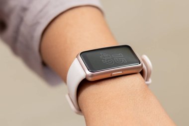 Fitness izleme uygulamasına başlamak için kadının elinin akıllı ekrana dokunuşunu kapat. Giyilebilir teknoloji, sağlık izleme ve dijital spor aktivitesi kavramı