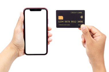 Beyaz ekran ve beyaz arka planda izole edilmiş siyah kredi kartı olan akıllı telefon. Mobil bankacılık, çevrimiçi alışveriş ve e-ticaret uygulaması için model