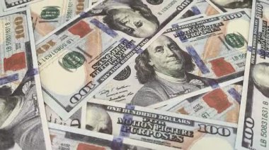 Dağınık Yığılmış ABD Doları Faturalarının Yukardan Aşağı Mali Konsepti Ekran Platformu Üzerinde Yavaşça Dönen Düz Yatay Yakından Görünümü.