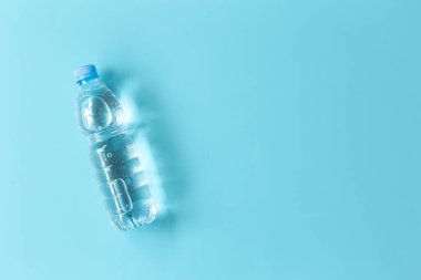 Açık Mavi Arkaplan Üzerinde Plastik Su Şişe Sıvı ve Sağlıklı Yaşam Konsepti için Kopyalama Alanı