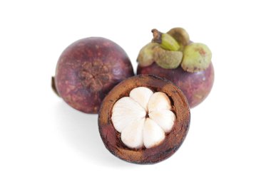 Taze Dilimlenmiş Mangosteen 'in Macro Yakın Çekimi Beyaz Arkaplanda Beyaz Sulu ve Mor Kabukluları Gösteriyor