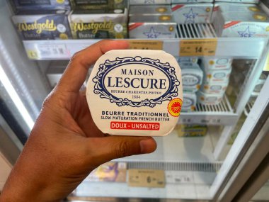 Putrajaya, Malezya - 28 Kasım 2025: Maison Lescure Charentes-Poitou Fransız Tereyağı, tuzsuz tereyağı.