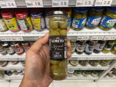 Putrajaya, Malezya - 30 Kasım 2025: Süpermarket koridorunda bir kavanoz dolusu Loreto Tüm Yeşil İspanyol Zeytini bulundurmak.