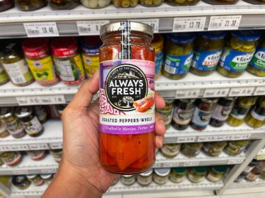 Putrajaya, Malezya - 30 Kasım 2025: Supermarket Koridorunda Kızarmış Kırmızı Biber Kavanozu