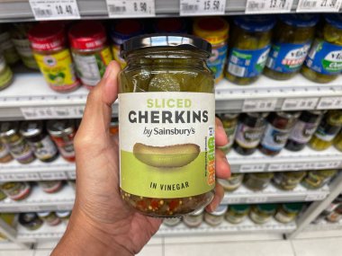 Putrajaya, Malezya - 30 Kasım 2025: Süpermarket rafındaki Sirke Kavanozunda Dilimlenmiş Cins