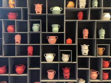 Putrajaya, Malezya - 30 Kasım 2025 - Renkli bir meşrubat reyonunda klasik tarzda bir şişe 