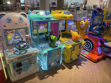 Putrajaya, Malezya - 26 Kasım 2025 - Karikatür temalı renkli çocuk oyun makineleri, etkileşimli kontroller ve halka açık eğlence alanında jetonlu oyunlar.