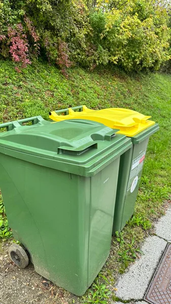 Evin önündeki yeşil çöp tenekesi. Yol kenarında umumi çöp kutusu..