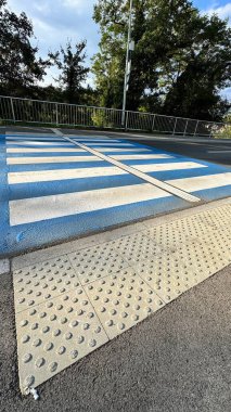 Görme engelli insanlar için delik açarak yaya geçidi.