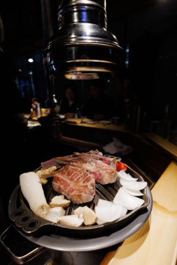 Mantarlı ve sebzeli Kore barbekü bifteği.