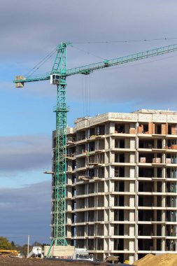 Bina yapım aşamasında vinç ile