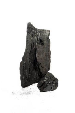 Beyaz arkaplanda siyah kömür