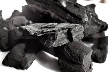 Siyah kömür beyaz arkaplanda izole edildi, kapat