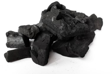 Siyah kömür beyaz arkaplanda izole edildi, kapat