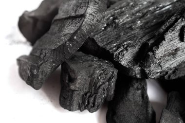 Siyah kömür beyaz arkaplanda izole edildi, kapat