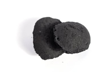 Siyah kömür beyaz arkaplanda izole edildi, kapat