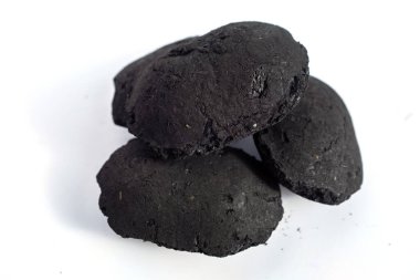 Siyah kömür beyaz arkaplanda izole edildi, kapat