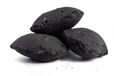 Siyah kömür beyaz arkaplanda izole edildi, kapat