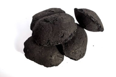 Siyah kömür beyaz arkaplanda izole edildi, kapat