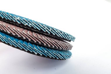 Metal öğütme ve yüzey bitirme için aşındırıcı flap diskler, beyaz arka planda düzenlenmiş. Endüstriyel tasarım ve araç katalogları için ideal,