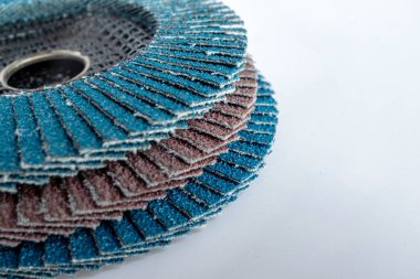 Metal öğütme ve yüzey bitirme için aşındırıcı flap diskler, beyaz arka planda düzenlenmiş. Endüstriyel tasarım ve araç katalogları için ideal,