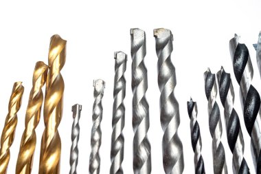 Beyaz arka plandaki metal vidaların yakın plan çekimi.