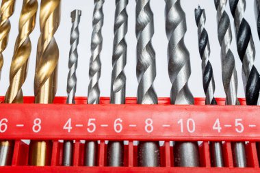 Beyaz arka plandaki metal vidaların yakın plan çekimi.