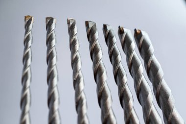 Beyaz arka plandaki metal vidaların yakın plan çekimi.