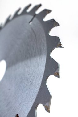 Bir testere bıçağına yaklaş. beyaz arkaplanda izole