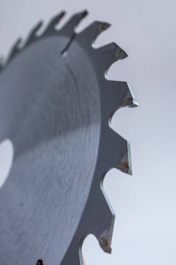 Bir testere bıçağına yaklaş. beyaz arkaplanda izole