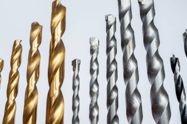 Beyaz arka plandaki metal vidaların yakın plan çekimi.