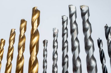 Beyaz arka plandaki metal vidaların yakın plan çekimi.