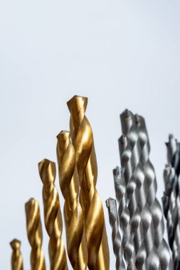 Beyaz arka plandaki metal vidaların yakın plan çekimi.