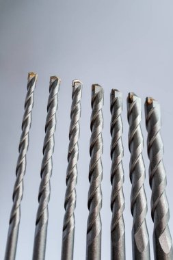 Beyaz arka plandaki metal vidaların yakın plan çekimi.