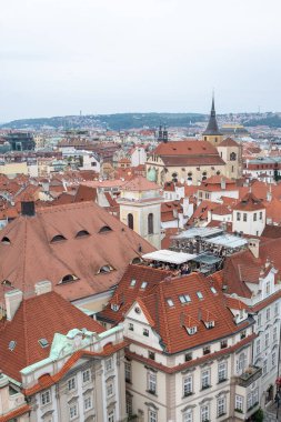 Yoğun tarihi Avrupa terasotta çatı ve bacalarının yüksek açılı görüntüsü, kentsel yoğunluğu ve geleneksel mimariyi gösteren, seyahat broşürleri, şehir rehberleri veya arka plan dokuları için mükemmel