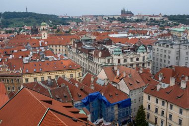 Yoğun tarihi Avrupa terasotta çatı ve bacalarının yüksek açılı görüntüsü, kentsel yoğunluğu ve geleneksel mimariyi gösteren, seyahat broşürleri, şehir rehberleri veya arka plan dokuları için mükemmel