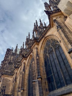 St. Vitus Katedrali 'nin yan cephesinin düşük açılı görüntüsü